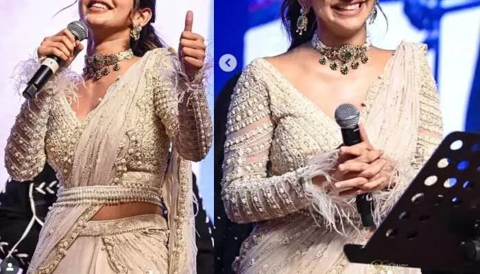 అది వాయిస్ ఆ వోడ్కా నా.. అలా ఎక్కుతుంది మత్తు.. యంగ్ బ్యూటీ శ్రీలీల సింగింగ్కి ఫిదా అవుతున్న నెటిజన్స్ అది వాయిస్ ఆ వోడ్కా నా.. అలా ఎక్కుతుంది మత్తు.. యంగ్ బ్యూటీ శ్రీలీల సింగింగ్కి ఫిదా అవుతున్న నెటిజన్స్