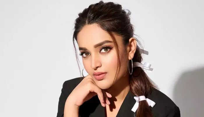 అందాలు ఆరబోస్తున్న యంగ్ బ్యూటీ నిధి అగర్వాల్.. ఒక పువ్వు మరో పువ్వును పెట్టుకోవడం భలే బాగుందిగా అంటూ కామెంట్స్ అందాలు ఆరబోస్తున్న యంగ్ బ్యూటీ నిధి అగర్వాల్.. ఒక పువ్వు మరో పువ్వును పెట్టుకోవడం భలే బాగుందిగా అంటూ కామెంట్స్