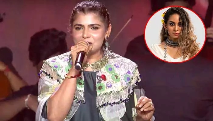 Chinmayi: నన్ను ఆమెతో పోల్చి చూడాల్సిన అవసరం లేదు.. వయసులో చాలా చిన్నదంటూ చిన్మయి కీలక వ్యాఖ్యలు (వీడియో) Chinmayi: నన్ను ఆమెతో పోల్చి చూడాల్సిన అవసరం లేదు.. వయసులో చాలా చిన్నదంటూ చిన్మయి కీలక వ్యాఖ్యలు (వీడియో)