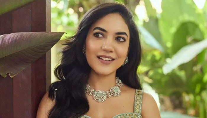 చాలామంది మనల్ని చులకనగా చూస్తారు.. స్టేజ్పై కన్నీరు పెట్టుకున్న టాలీవుడ్ హీరోయిన్ (వీడియో) చాలామంది మనల్ని చులకనగా చూస్తారు.. స్టేజ్పై కన్నీరు పెట్టుకున్న టాలీవుడ్ హీరోయిన్ (వీడియో)
