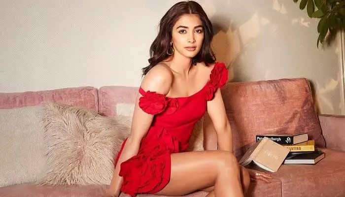 పూజా హెగ్డేకు కోసం టాలీవుడ్ హీరో భారీ రిస్క్! పూజా హెగ్డేకు కోసం టాలీవుడ్ హీరో భారీ రిస్క్!