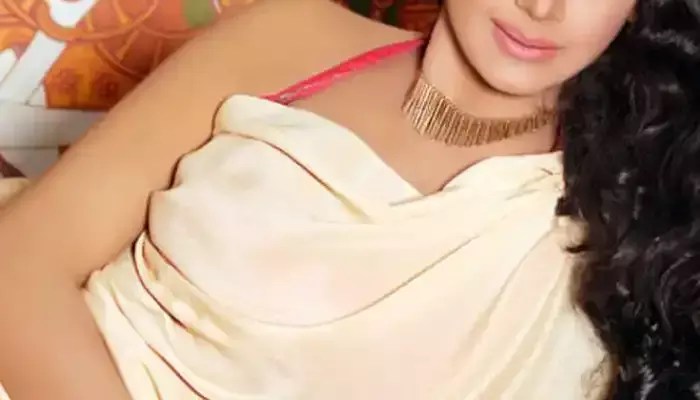 టాలీవుడ్ హీరోయిన్ శోభనకు అవమానం.. చెట్టు వెనకే అవి మార్చుకోమన్నారు! టాలీవుడ్ హీరోయిన్ శోభనకు అవమానం.. చెట్టు వెనకే అవి మార్చుకోమన్నారు!