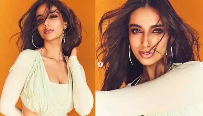 Meenakshi Chaudhary: నటి స్టన్నింగ్ ఫోటో షూట్.. ఉష్ణోగ్రతను తీవ్రంగా తగ్గించాలంటూ ఫ్యాన్స్ కామెంట్స్ Meenakshi Chaudhary: నటి స్టన్నింగ్ ఫోటో షూట్.. ఉష్ణోగ్రతను తీవ్రంగా తగ్గించాలంటూ ఫ్యాన్స్ కామెంట్స్