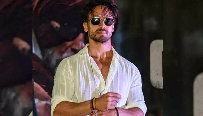 సిక్స్ ప్యాక్ చూపిస్తూ అక్షయ్ కుమార్తో క్రికెట్ ఆడిన యంగ్ హీరో టైగర్ ష్రాఫ్.. షాకింగ్ వీడియో సిక్స్ ప్యాక్ చూపిస్తూ అక్షయ్ కుమార్తో క్రికెట్ ఆడిన యంగ్ హీరో టైగర్ ష్రాఫ్.. షాకింగ్ వీడియో