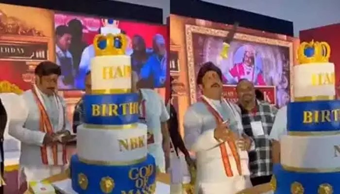 కేక్ కటింగ్ కు ముందు కత్తి తిప్పిన బాలయ్య.. వైరల్ అవుతోన్న వీడియో కేక్ కటింగ్ కు ముందు కత్తి తిప్పిన బాలయ్య.. వైరల్ అవుతోన్న వీడియో