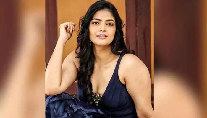 సినీనటి కల్పికకు దిమ్మతిరిగే షాక్.. కేసు నమోదు చేసిన పోలీసులు సినీనటి కల్పికకు దిమ్మతిరిగే షాక్.. కేసు నమోదు చేసిన పోలీసులు