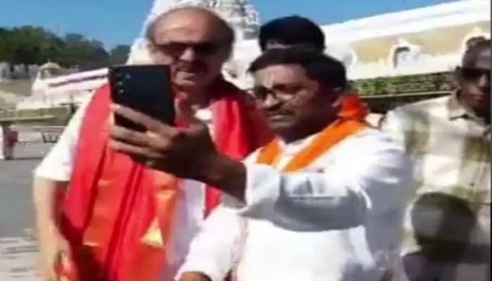 తిరుమల వార్తలు: శ్రీవారి సేవలో ప్రముఖ సినీ నిర్మాత తిరుమల వార్తలు: శ్రీవారి సేవలో ప్రముఖ సినీ నిర్మాత