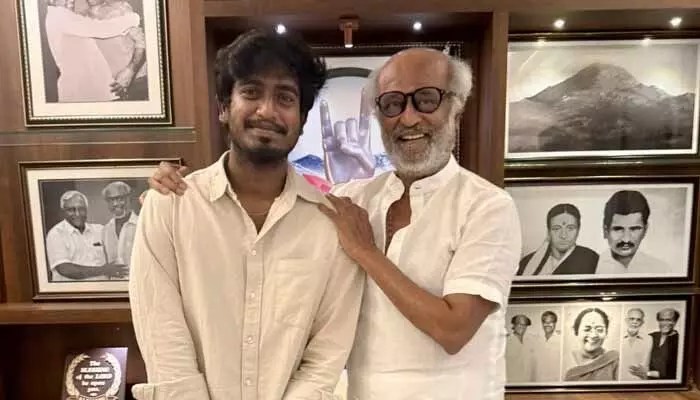 సూపర్ స్టార్ను కలిసిన మూవీ డైరెక్టర్.. ఆయన ఎలాంటి వారో ఈరోజే అర్థమైందంటూ ఆసక్తికర ట్వీట్ సూపర్ స్టార్ను కలిసిన మూవీ డైరెక్టర్.. ఆయన ఎలాంటి వారో ఈరోజే అర్థమైందంటూ ఆసక్తికర ట్వీట్