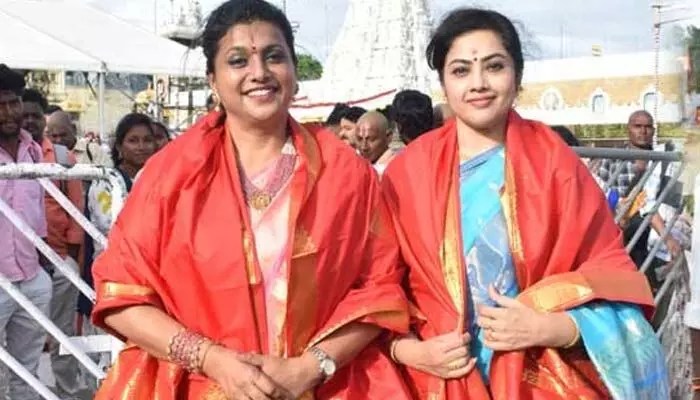 తిరుమల శ్రీవారిని దర్శించుకున్న సినీ తారలు: మీనా, రోజా తిరుమల శ్రీవారిని దర్శించుకున్న సినీ తారలు: మీనా, రోజా