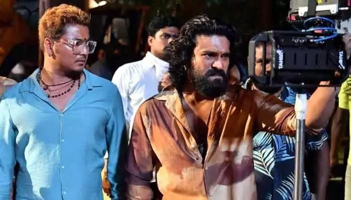 Ram Charan: చరణ్ కెరీర్లోనే అత్యంత రిస్కీ స్టంట్స్.. ఆందోళనలో అభిమానులు Ram Charan: చరణ్ కెరీర్లోనే అత్యంత రిస్కీ స్టంట్స్.. ఆందోళనలో అభిమానులు