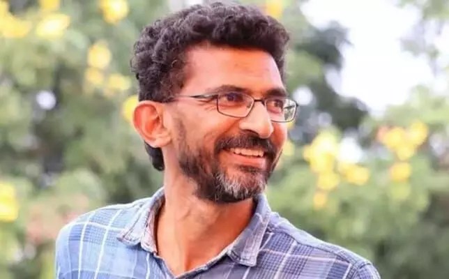 శేఖర్ కమ్ముల గొప్ప మనసు.. కూతురు పెళ్లికి దాచుకున్న డబ్బు కాలిపోయిందని ఏడ్చిన తండ్రి.. తట్టుకోలేక లక్షలు పంపించిన డైరెక్టర్ శేఖర్ కమ్ముల గొప్ప మనసు.. కూతురు పెళ్లికి దాచుకున్న డబ్బు కాలిపోయిందని ఏడ్చిన తండ్రి.. తట్టుకోలేక లక్షలు పంపించిన డైరెక్టర్