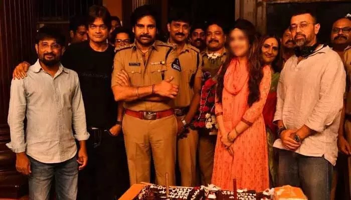 పవర్ స్టార్ సమక్షంలో యంగ్ బ్యూటీ బర్త్డే వేడుకలు.. అదిరిపోయే ఫోటో వైరల్ పవర్ స్టార్ సమక్షంలో యంగ్ బ్యూటీ బర్త్డే వేడుకలు.. అదిరిపోయే ఫోటో వైరల్