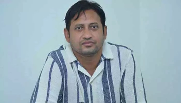 కొందరు రోడ్ మీదనే రెచ్చిపోతూ అలాంటి పనులు చేస్తున్నారు.. షాకింగ్ వీడియో షేర్ చేస్తూ నిర్మాత ఫైర్ కొందరు రోడ్ మీదనే రెచ్చిపోతూ అలాంటి పనులు చేస్తున్నారు.. షాకింగ్ వీడియో షేర్ చేస్తూ నిర్మాత ఫైర్