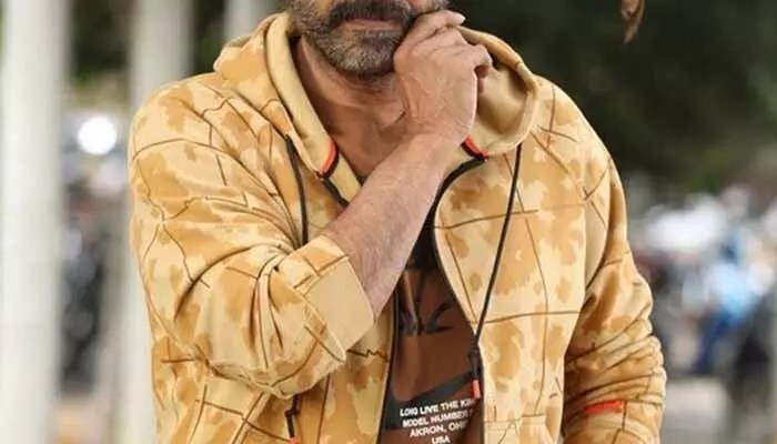ఒకేసారి అన్ని సినిమాలను లైన్లో పెట్టిన స్టార్ హీరో.. స్పీడు తట్టుకోవడం కష్టమే అంటూ కామెంట్స్ ఒకేసారి అన్ని సినిమాలను లైన్లో పెట్టిన స్టార్ హీరో.. స్పీడు తట్టుకోవడం కష్టమే అంటూ కామెంట్స్