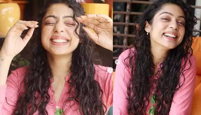 వర్ష బొల్లమ్మ క్రేజీ పోస్ట్.. క్రికెట్ ఆడుతూ ఫన్నీ, క్యూట్ కన్వర్జేషన్ వైరల్ వర్ష బొల్లమ్మ క్రేజీ పోస్ట్.. క్రికెట్ ఆడుతూ ఫన్నీ, క్యూట్ కన్వర్జేషన్ వైరల్