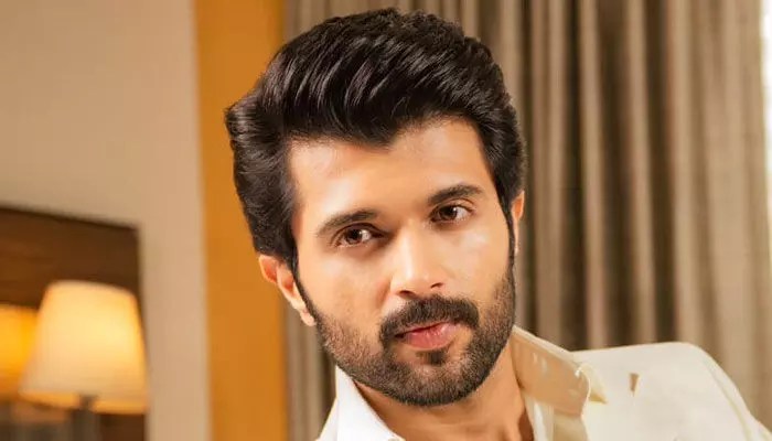 టాలీవుడ్ హీరో విజయ్ దేవరకొండపై జాతీయ ఎస్టీ కమిషన్ సీరియస్ టాలీవుడ్ హీరో విజయ్ దేవరకొండపై జాతీయ ఎస్టీ కమిషన్ సీరియస్