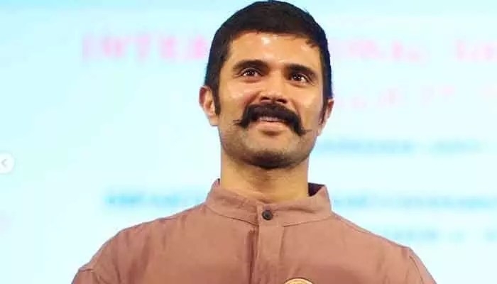VijayaDeverakonda: ‘హై రావాల్సింది మత్తు పదార్థాలతో కాదు.. కెరీర్ సక్సెస్తో’.. రౌడీ హీరో సంచలన కామెంట్స్ VijayaDeverakonda: ‘హై రావాల్సింది మత్తు పదార్థాలతో కాదు.. కెరీర్ సక్సెస్తో’.. రౌడీ హీరో సంచలన కామెంట్స్