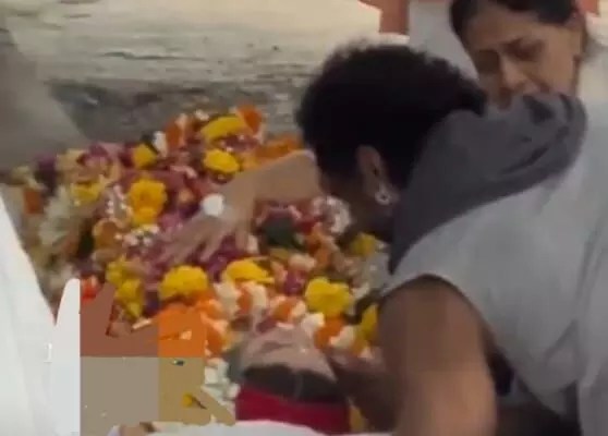 హార్ట్ బ్రేకింగ్.. ప్రముఖ నటి షెఫాలీ జరీవాలా మృతి.. దహనం చేయొద్దంటూ రోదించిన భర్త(వీడియో) హార్ట్ బ్రేకింగ్.. ప్రముఖ నటి షెఫాలీ జరీవాలా మృతి.. దహనం చేయొద్దంటూ రోదించిన భర్త(వీడియో)