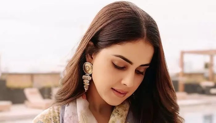 రోజు రోజుకూ గ్లామర్ డోస్ పెంచుతున్న సీనియర్ హీరోయిన్ జెనిలియా.. తట్టుకోలేకపోతున్నామంటున్న కుర్రాళ్లు! రోజు రోజుకూ గ్లామర్ డోస్ పెంచుతున్న సీనియర్ హీరోయిన్ జెనిలియా.. తట్టుకోలేకపోతున్నామంటున్న కుర్రాళ్లు!