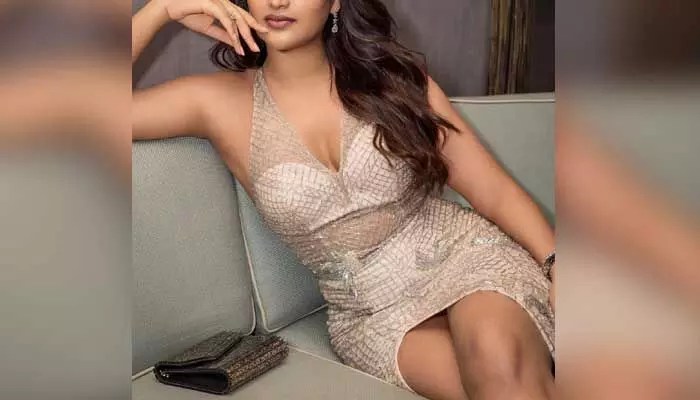 ఆఫ్ సెంచరీ దాటిన హీరోతో యంగ్ బ్యూటీ రొమాన్స్.. ఇప్పుడున్న క్రేజ్లో అవసరమా అంటున్న ఫ్యాన్స్? ఆఫ్ సెంచరీ దాటిన హీరోతో యంగ్ బ్యూటీ రొమాన్స్.. ఇప్పుడున్న క్రేజ్లో అవసరమా అంటున్న ఫ్యాన్స్?