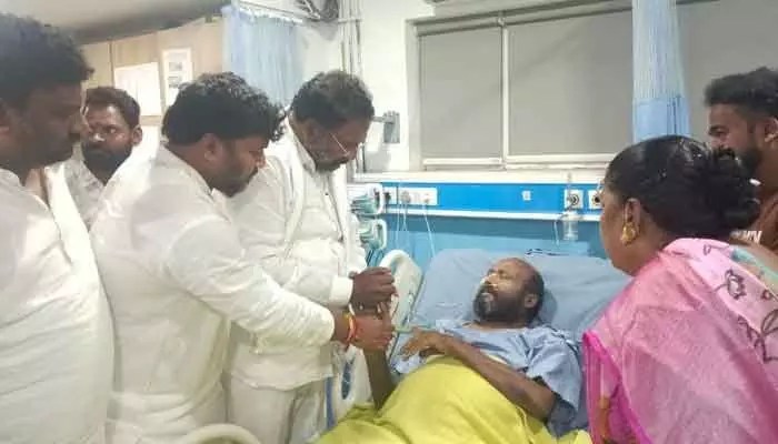 సినీ నటుడు ఫిష్ వెంకట్ని పరామర్శించిన మంత్రి వాకిటి శ్రీహరి.. లక్ష ఆర్థిక సాయం సినీ నటుడు ఫిష్ వెంకట్ని పరామర్శించిన మంత్రి వాకిటి శ్రీహరి.. లక్ష ఆర్థిక సాయం