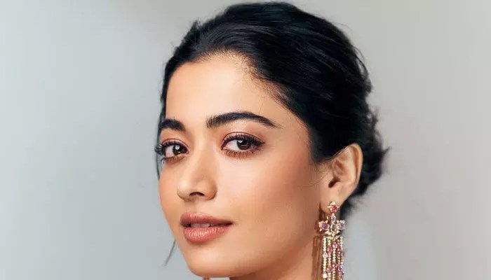 అన్నింటికంటే బాధాకరమైన విషయం అదే.. చాలా మిస్ అవుతున్నానంటూ రష్మిక ఎమోషనల్ కామెంట్స్ అన్నింటికంటే బాధాకరమైన విషయం అదే.. చాలా మిస్ అవుతున్నానంటూ రష్మిక ఎమోషనల్ కామెంట్స్