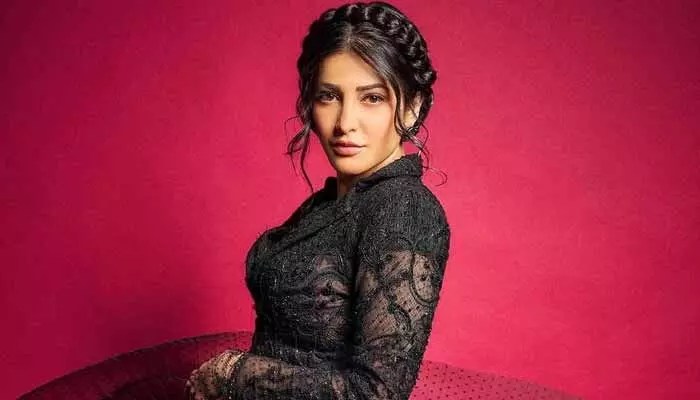 ‘కూలీ’ విడుదల సమయంలో షాకింగ్ నిర్ణయం తీసుకున్న శృతి హాసన్.. చర్చనీయాంశంగా మారిన ఇన్స్టా పోస్ట్ ‘కూలీ’ విడుదల సమయంలో షాకింగ్ నిర్ణయం తీసుకున్న శృతి హాసన్.. చర్చనీయాంశంగా మారిన ఇన్స్టా పోస్ట్