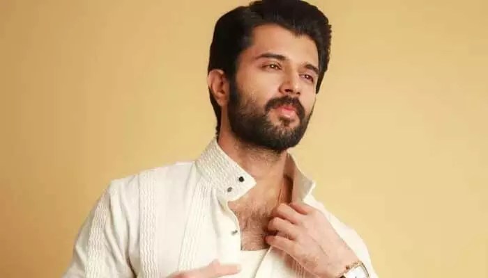 ఈ విషయంలో కీలక నిర్ణయం తీసుకున్న విజయ్ దేవరకొండ.. ఎన్నో ఎదురుదెబ్బలు తగిలాయంటూ ఎమోషనల్ కామెంట్స్ ఈ విషయంలో కీలక నిర్ణయం తీసుకున్న విజయ్ దేవరకొండ.. ఎన్నో ఎదురుదెబ్బలు తగిలాయంటూ ఎమోషనల్ కామెంట్స్