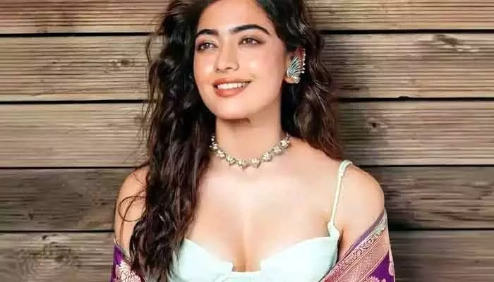 Rashmika Mandanna: రెట్రో లుక్లో దర్శనమిచ్చిన రష్మిక మందన్న.. వాంతులు చేసుకుంటున్న నెటిజన్లు Rashmika Mandanna: రెట్రో లుక్లో దర్శనమిచ్చిన రష్మిక మందన్న.. వాంతులు చేసుకుంటున్న నెటిజన్లు
