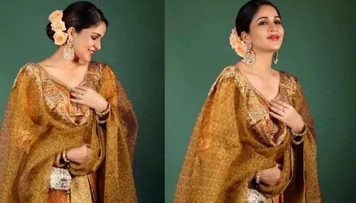 బేబీ బంప్ మీద చేయి వేసి మరీ ఫొటోలు దిగిన మెగా కోడలు.. ప్రెగ్నెన్సీ గ్లో వచ్చేసిందంటూ మెగా ఫ్యాన్స్ కామెంట్స్ బేబీ బంప్ మీద చేయి వేసి మరీ ఫొటోలు దిగిన మెగా కోడలు.. ప్రెగ్నెన్సీ గ్లో వచ్చేసిందంటూ మెగా ఫ్యాన్స్ కామెంట్స్