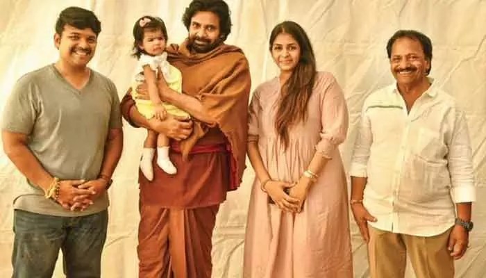 పవన్ కల్యాణ్ చేతిలో నా బిడ్డా.. ఇది ఎప్పటికీ గుర్తుండిపోయే జ్ఞాపకం.. డైరెక్టర్ పోస్ట్ వైరల్ పవన్ కల్యాణ్ చేతిలో నా బిడ్డా.. ఇది ఎప్పటికీ గుర్తుండిపోయే జ్ఞాపకం.. డైరెక్టర్ పోస్ట్ వైరల్