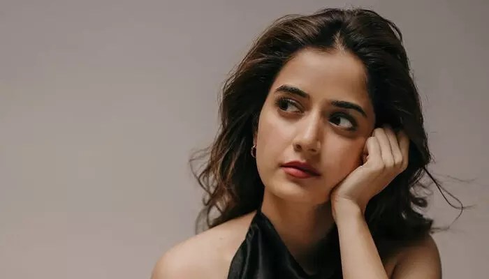 Ashika Ranganath: సోషల్ మీడియాలో గ్లామర్ పెంచేసిన యంగ్ బ్యూటీ.. Ashika Ranganath: సోషల్ మీడియాలో గ్లామర్ పెంచేసిన యంగ్ బ్యూటీ..