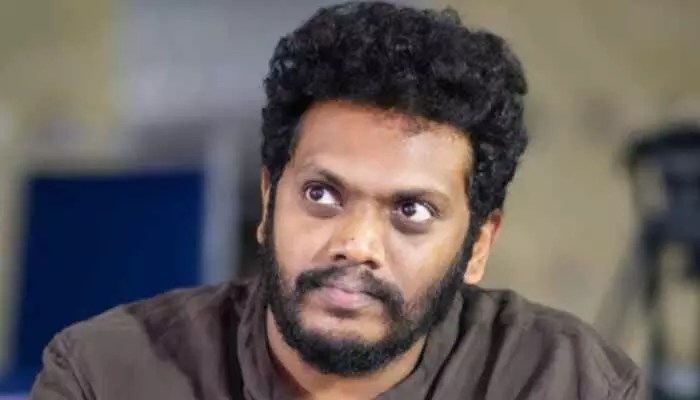 మూడేళ్లు అయిందని సినిమా చేయాలని వెళ్లా.. రవితేజ చంపేస్తా అన్నారు.. డైరెక్టర్ షాకింగ్ కామెంట్స్! మూడేళ్లు అయిందని సినిమా చేయాలని వెళ్లా.. రవితేజ చంపేస్తా అన్నారు.. డైరెక్టర్ షాకింగ్ కామెంట్స్!