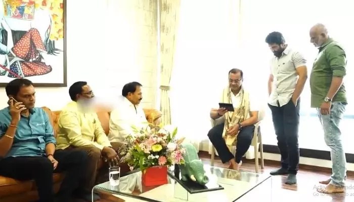 పవన్ సినిమా ప్రీరిలీజ్ ఈవెంట్కు మంత్రి కోమటిరెడ్డికి ఆహ్వానం పవన్ సినిమా ప్రీరిలీజ్ ఈవెంట్కు మంత్రి కోమటిరెడ్డికి ఆహ్వానం