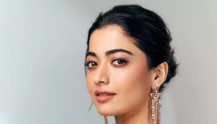 ఎవరు ఎలా అనుకున్నా నేను నేనే.. నేషనల్ క్రష్ రష్మిక సంచలన కామెంట్స్ ఎవరు ఎలా అనుకున్నా నేను నేనే.. నేషనల్ క్రష్ రష్మిక సంచలన కామెంట్స్