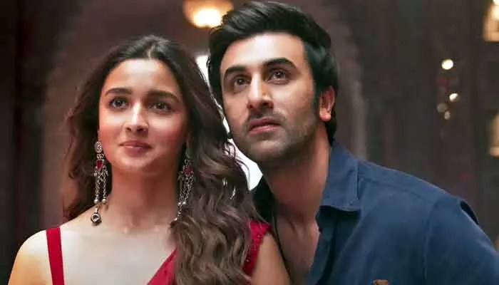 అభిమానులకు సూపర్ గుడ్ న్యూస్.. స్టార్ కపుల్స్ కాంబోలో మరో భారీ బడ్జెట్ చిత్రం! అభిమానులకు సూపర్ గుడ్ న్యూస్.. స్టార్ కపుల్స్ కాంబోలో మరో భారీ బడ్జెట్ చిత్రం!