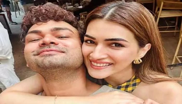 హ్యాపీ బర్త్ డే చెబుతూ అతడితో ఉన్న ఫొటో పంచుకున్న ప్రభాస్ హీరోయిన్ కృతి సనన్ హ్యాపీ బర్త్ డే చెబుతూ అతడితో ఉన్న ఫొటో పంచుకున్న ప్రభాస్ హీరోయిన్ కృతి సనన్