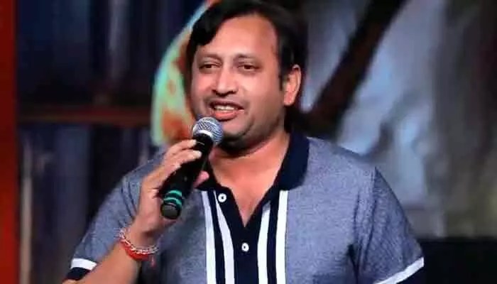 అమ్మాయిల డ్రెస్సింగ్పై వేడి వేడి చర్చ: శివాజీకి ఎస్కేఎన్ దిమ్మతిరిగే కౌంటర్! అమ్మాయిల డ్రెస్సింగ్పై వేడి వేడి చర్చ: శివాజీకి ఎస్కేఎన్ దిమ్మతిరిగే కౌంటర్!