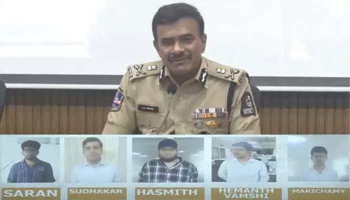 అతిపెద్ద పైరసీ ముఠా గుట్టు రట్టు.. సంచలన నిజాలు బయటపెట్టిన సీపీ CV ఆనంద్ అతిపెద్ద పైరసీ ముఠా గుట్టు రట్టు.. సంచలన నిజాలు బయటపెట్టిన సీపీ CV ఆనంద్