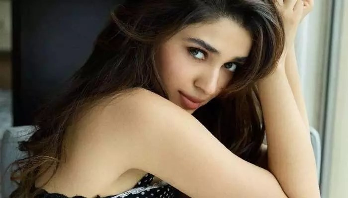 సమంత బాటలో కృతి శెట్టి.. ఇక కోట్ల వర్షమే? సమంత బాటలో కృతి శెట్టి.. ఇక కోట్ల వర్షమే?