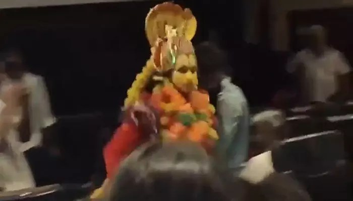 VIRAL VIDEO: పంజుర్లి దేవుడి వేషధారణలో కాంతార సినిమాకు వచ్చిన అభిమాని VIRAL VIDEO: పంజుర్లి దేవుడి వేషధారణలో కాంతార సినిమాకు వచ్చిన అభిమాని