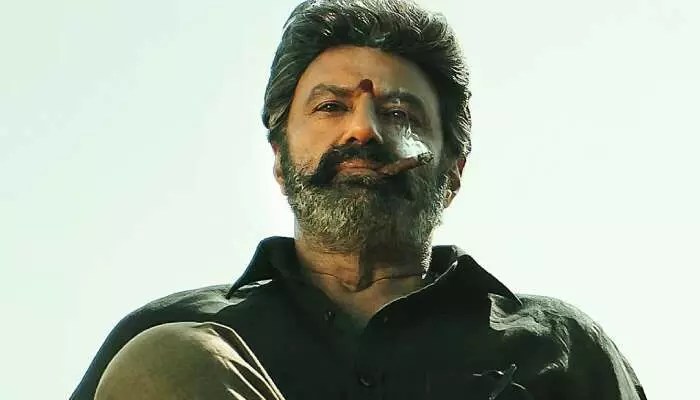 బాలయ్య కొత్త మూవీ స్టోరీ లీక్...మాఫియా లీడర్గా ఎంట్రీ ! బాలయ్య కొత్త మూవీ స్టోరీ లీక్...మాఫియా లీడర్గా ఎంట్రీ !