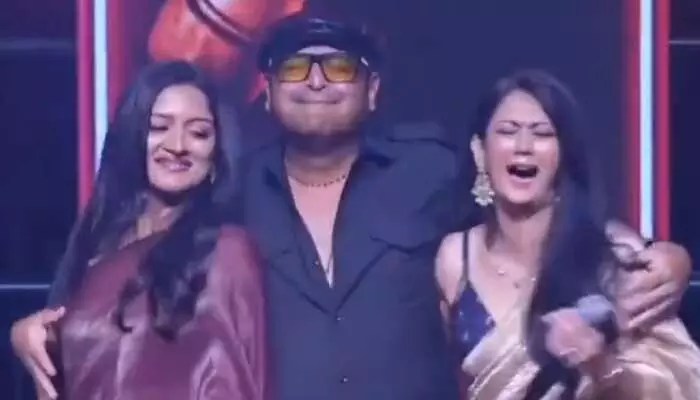 ఇద్దరు హీరోయిన్లతో స్టెప్పులేసిన నరేష్ ఇద్దరు హీరోయిన్లతో స్టెప్పులేసిన నరేష్