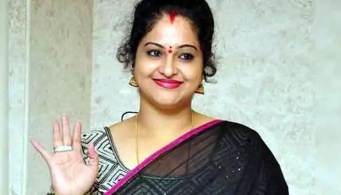 Rashi : ఈ సంక్రాంతికి గ్రాండ్ ఎంట్రీ ఇస్తాను.. రీ ఎంట్రీపై బిగ్ అప్డేట్ ఇచ్చిన సీనియర్ స్టార్ హీరోయిన్ Rashi : ఈ సంక్రాంతికి గ్రాండ్ ఎంట్రీ ఇస్తాను.. రీ ఎంట్రీపై బిగ్ అప్డేట్ ఇచ్చిన సీనియర్ స్టార్ హీరోయిన్