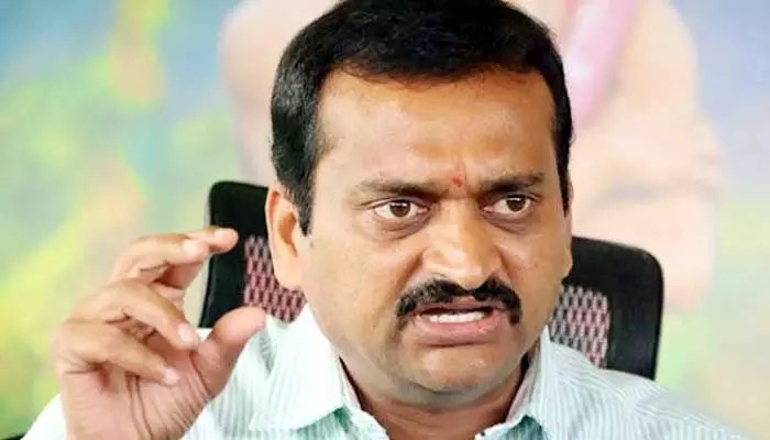 స్టేజీపైనే తాటతీశాడు.. బండ్ల గణేష్ టార్గెట్ ఆ హీరోనే.. స్టేజీపైనే తాటతీశాడు.. బండ్ల గణేష్ టార్గెట్ ఆ హీరోనే..