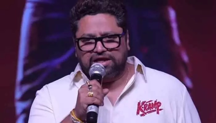మా మీద బతికే లుచ్చా నా కొడకా.. నడిరోడ్డుపై ఉరితీస్తా.. హాట్ టాపిక్గా మారిన నిర్మాత వీడియో మా మీద బతికే లుచ్చా నా కొడకా.. నడిరోడ్డుపై ఉరితీస్తా.. హాట్ టాపిక్గా మారిన నిర్మాత వీడియో