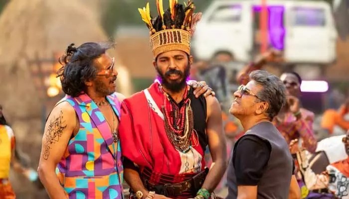ఆసక్తికరంగా ‘అఫ్రో టపాంగ్’ సాంగ్.. డ్యాన్స్ స్టెప్పులతో అదరగొట్టిన ఇద్దరు స్టార్స్ ఆసక్తికరంగా ‘అఫ్రో టపాంగ్’ సాంగ్.. డ్యాన్స్ స్టెప్పులతో అదరగొట్టిన ఇద్దరు స్టార్స్
