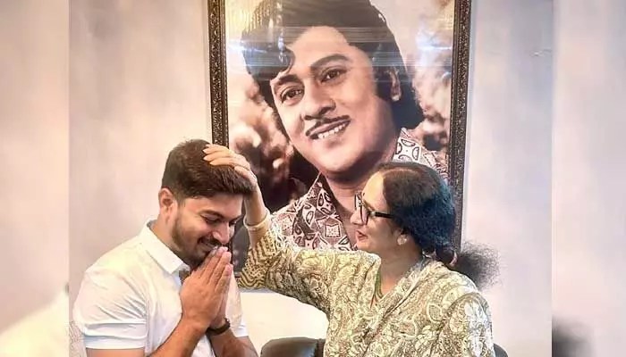 టాక్ ఆఫ్ ది టౌన్గా మోషన్ పోస్టర్.. ప్రశంసలు కురిపించిన ప్రభాస్ పెద్దమ్మ శ్యామలా దేవి టాక్ ఆఫ్ ది టౌన్గా మోషన్ పోస్టర్.. ప్రశంసలు కురిపించిన ప్రభాస్ పెద్దమ్మ శ్యామలా దేవి