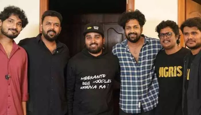 తరుణ్ భాస్కర్ చేతుల మీదుగా "మీరేలే" సాంగ్ లాంచ్ తరుణ్ భాస్కర్ చేతుల మీదుగా "మీరేలే" సాంగ్ లాంచ్