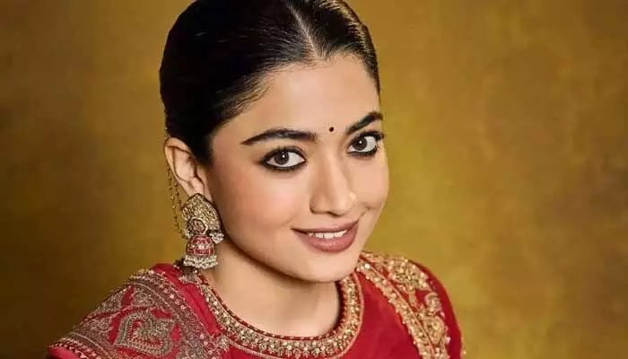 ఆ క్యారెక్టర్తో నాకు డేట్ చేయాలని ఉంది : నేషనల్ క్రష్ రష్మిక ఆ క్యారెక్టర్తో నాకు డేట్ చేయాలని ఉంది : నేషనల్ క్రష్ రష్మిక